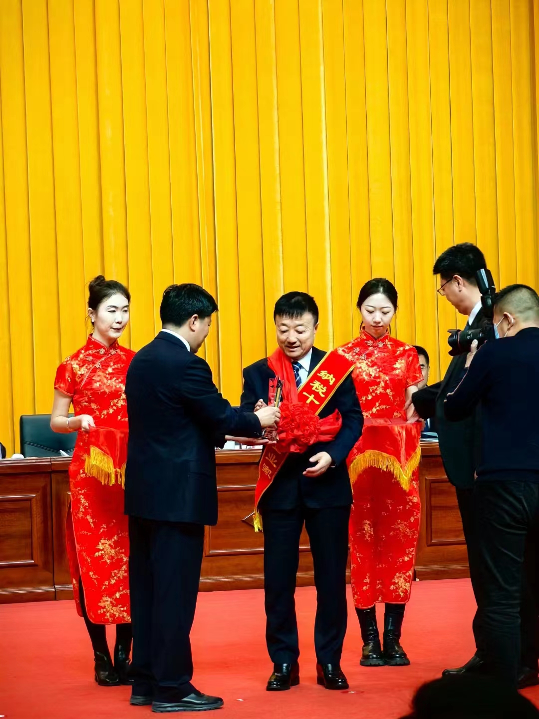 《全市民營經(jīng)濟(jì)大會》暨2023年度民營企業(yè)納稅十強(qiáng)表彰大會在葫蘆島市文化宮隆重召開，董事長趙立君先生代表集團(tuán)上臺領(lǐng)獎(圖3)