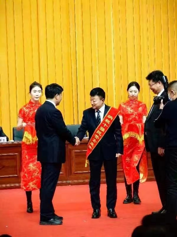 《全市民營經(jīng)濟(jì)大會》暨2023年度民營企業(yè)納稅十強(qiáng)表彰大會在葫蘆島市文化宮隆重召開，董事長趙立君先生代表集團(tuán)上臺領(lǐng)獎(圖2)