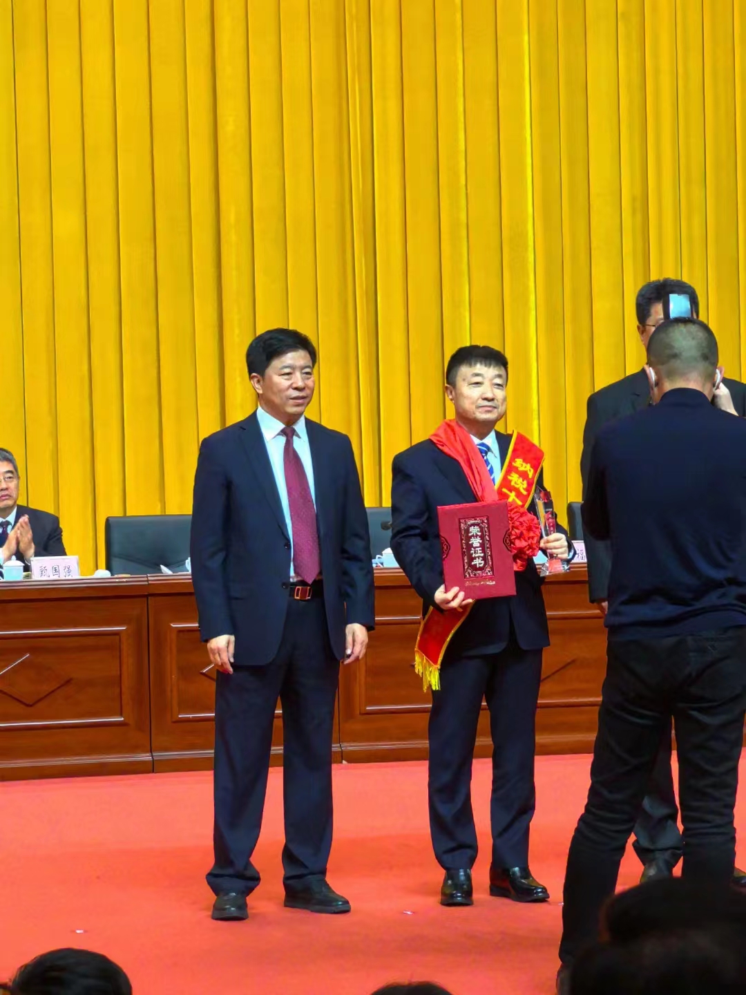 《全市民營經(jīng)濟(jì)大會》暨2023年度民營企業(yè)納稅十強(qiáng)表彰大會在葫蘆島市文化宮隆重召開，董事長趙立君先生代表集團(tuán)上臺領(lǐng)獎(圖4)