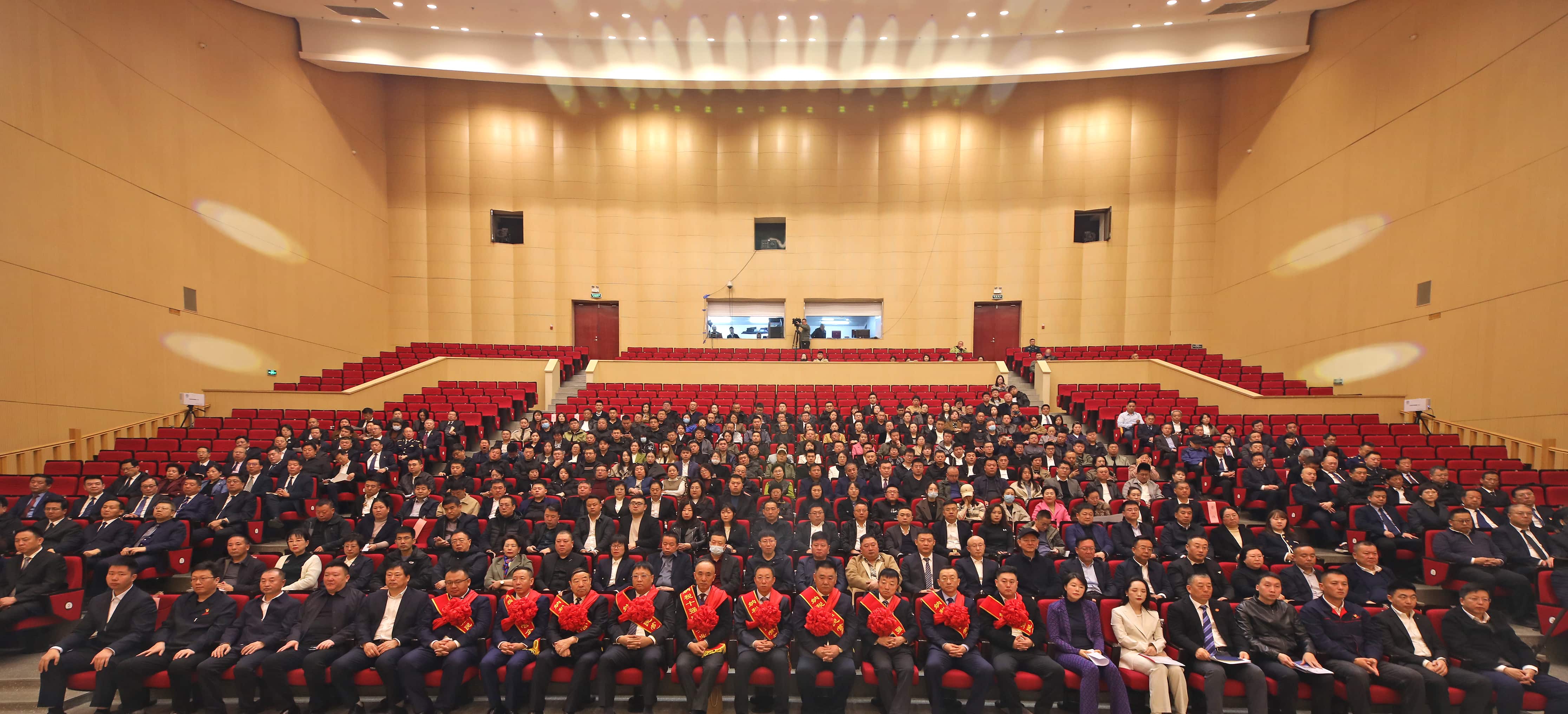 正業(yè)集團再登納稅十強榜！董事長趙立君出席全市民營經(jīng)濟大會接受表彰(圖4)